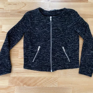 Gina Tricot kort kavaj storlek xs - Kort kavaj/kofta  i mjukt material. Från Gina Tricot i storleken xs. Fler bilder om önskas. Betalning via swish. Köparen betalar frakten. Skickar spårbart om man önskar.