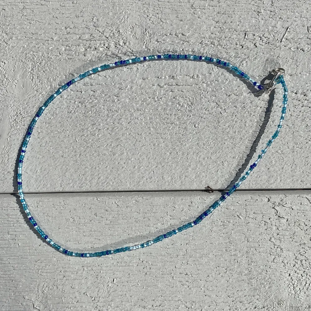 Trendigt blått halsband gjort på glaspärlor. Köparen står för frakten🌸. Accessoarer.