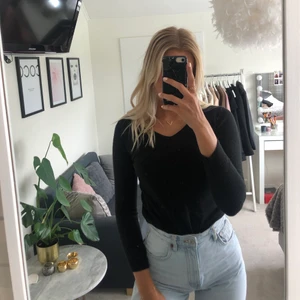 Svart stickad tröja  - Enkel och användbar stickad tröja ifrån primark. Denna är sparsamt använd🤩✨