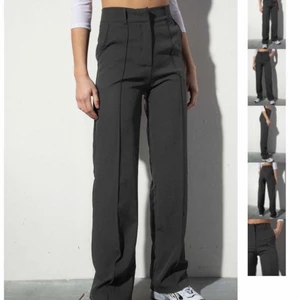 M - Säljer dessa skitsnygga helt oanvända kostymbyxorna från madlady! Köpte för 500kr