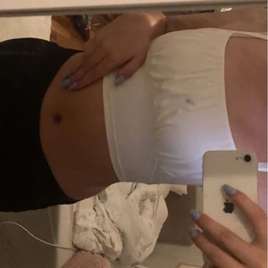 Vit topp  - Vit topp från hm använd kanske 2 ggr sååå fin storlek s 💕