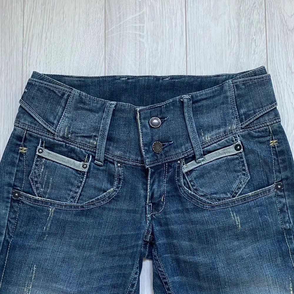 Levi’s märkesjeans i XS. Alla fickor är fungerande och plagget är som nytt. (Budgivning vid fler intresserade!) DMa för fler bilder och frågor❤️ . Jeans & Byxor.