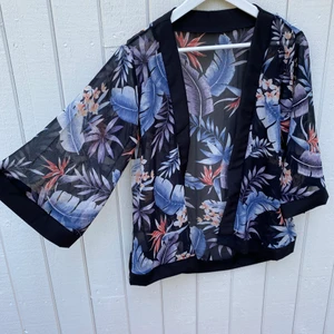 Tunn mönstrad kimono - Kimono i mönstrat skirt material. 