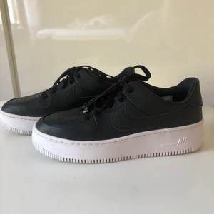 Nike air force 1 sage strl 41 - Skor som knappt är använda och därav lite smuts på sulorna annars som nya. Strl 41. Köparen står för frakten. Nypris: 1099kr. Skriv vid fler frågor 