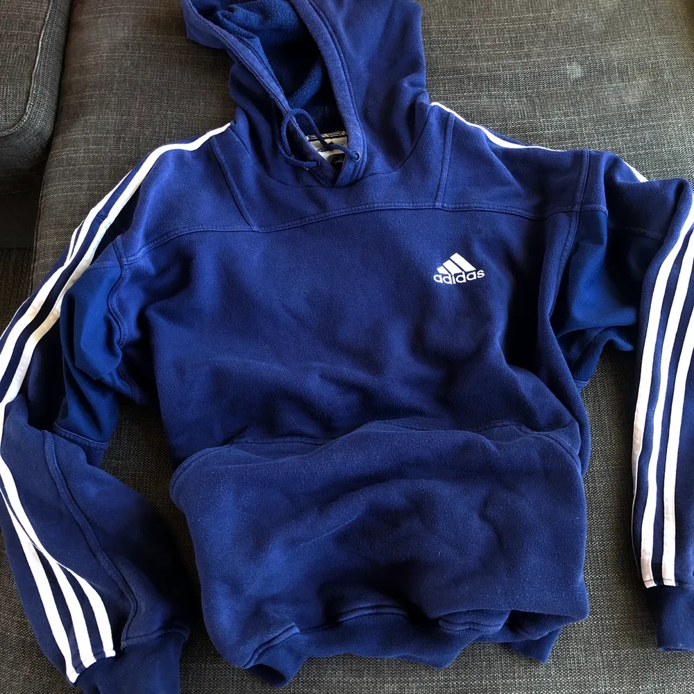 Säljer min favorit mörkblåa adidas oversized hoodie. Mjukt material och är ej utsliten. Säljer pga att jag har en nyare modell av denna hoodie. Köpt för 400kr säljer för 100kr. Frakt ingår ej.  Kom privat för fler frågor eller bilder! ❤️. Hoodies.