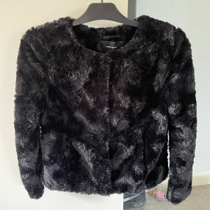 Vero Moda jacka XS - Jacka med knappar för att stänga, knappt använd, storlek XS. Kan skickas 