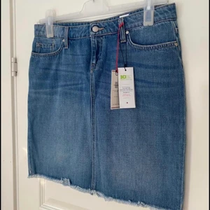 Tommy Hilfiger jeanskjol - Säljer en ljus jeans kjol från Tommy Hilfiger som aldrig blivit använd! Den är i en straight fig, regular waist. Storlek: 10 (M/L) 