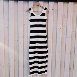 Klänning från Sisters - Helt oanvänd klänning av märket Sisters. Stretch och sitter fint. 