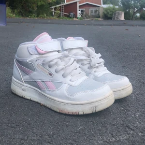 Reebok High top sneaker - Säljer världens sötaste reeboks! Superfint skick, saknar dessvärre innesula. Storlek 35💖 hör av er för fler bilder!