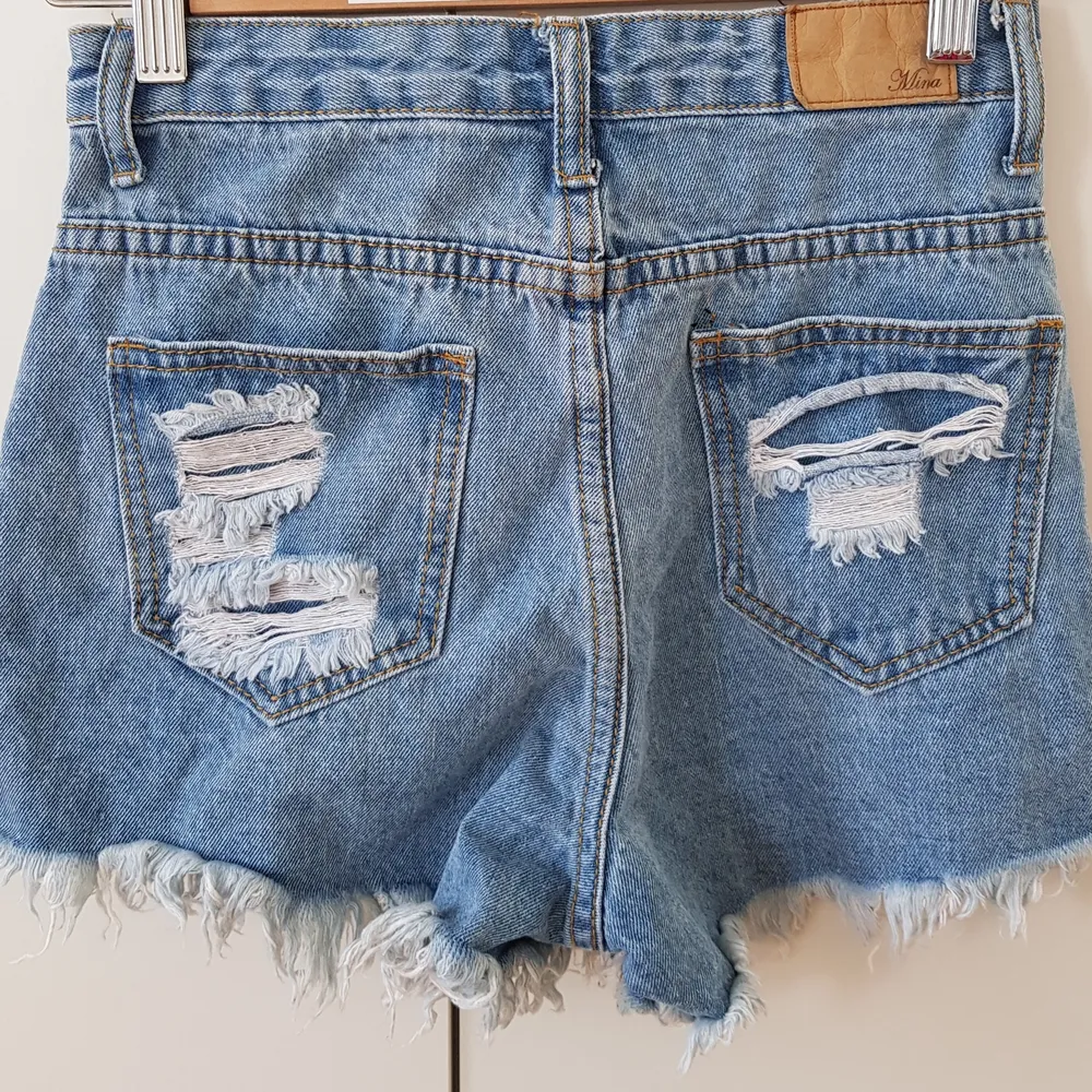 Oanvända jeanshort i fint skick med slitning. 🌻. Shorts.