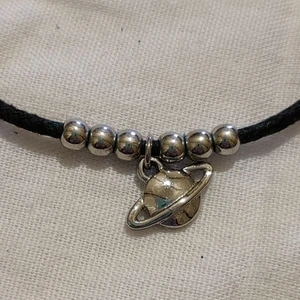 Choker  - Superfin choker med en planet på 🪐