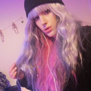 Gullig peruk - Fin syntetisk peruk som inte har använts på många år. Luggen är rätt dåligt klippt men den är väldigt lång så det går att klippa till. Det rosa i underhåret är irl inte lika starkt rosa som första bilden, men ändå mer rosa än på andra bilden. Den har legat i en påse och varit med i två flyttar så den kan behöva lite kärlek i form av borstning. Ganska säker på att den var lite värmetålig, på låg värme då. Tror den har mer att ge om någon fixar upp den lite! Frakt tillkommer, pris kan diskuteras! 