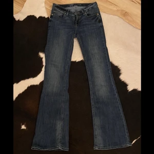 Lågmidjade blåa jeans - Säljer för att de är en storlek för små för mig då jag brukar ha trl 38. Själv älskar jag tvätten på dessa jeans!! De är som sagt storlek 36 och sitter tajt på mig men skulle inte sitta lika slim på någon med rätt storlek :)) De är något för korta på mig som är 177cm, rak i modellen💚 Skriv för fler bilder och frågor: ) Köparen står för frakten📦📦