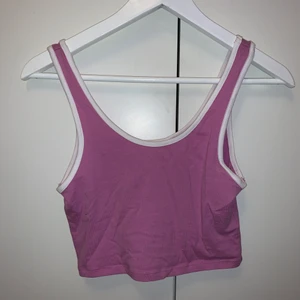 Linne croppat - Rosa croppat linne från Monki, helt oanvänt! 💅🏼Köpte det för 80 kr✨