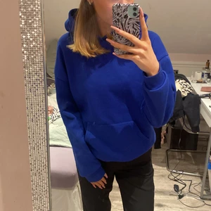 Hoodie - Finaste hoodien jag äger!! Jag har tyvärr fått en sak för att jag inte tycker jag passar i hoodies längre så säljer vidare❤️❤️