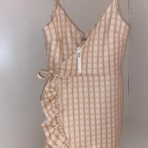 Klänning från ASOS - Helt oanvänd klänning köpt från Asos. Strl 36, men kan passa en 34:a också. Kan gå ner i pris vid snabb affär.