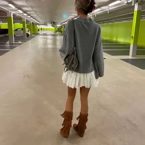 Vit klänning - (Lånade bilder) Helt ny superfin klänning ifrån zara, slutsåld på hemsidan! Går att ha som kjol med sweatshirt över😇 strl m med liten i storlek så passar även en s, spårbar frakt 57kr💕💕