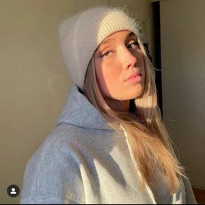 ALVII MÖSSA  - Jätte fin mössa från alvii i färgen Sandvit. 🥰 Aldrig använt ligger kvar i förpackningen, eftersom jag råka beställa i fel färg och det har nu gått förbi retur datumet.                    Mössan är nästan alltid slutsåld!!!!!!!!                                                  Skriv för bilder                                                               Köparen står för frakten!                                                         Nypris ikl frakt 300 kr