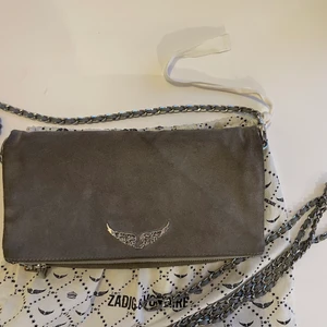Zadig Voltaire väska - Säljer denna superfina Zadig Voltaire västan i grå mocka. Den är använd därav priset men fortfarande jättefin! Skickar gärna fler bilder. Köpt på Zadigs egna butik och dustbag tillkommer💕 