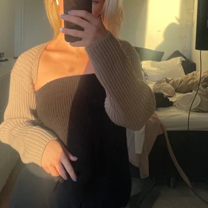 Stickade armar - Dem populära stickade armarna/boleron från Hm, slutsålda i dem mindre storlekarna! Är vanligtsvis s/m och dessa passar bra 🧸