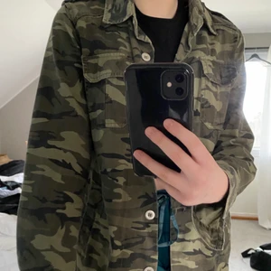 Grön jacka  - En grön ” militärjacka”❤️använder den inte längre därför säljer jag den här. Skriv vid frågor !!!!🥰 priset är 150kr + frakt