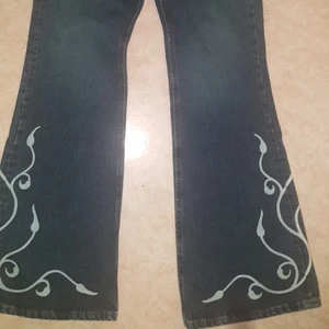 Crockerjeans. - Dessa jeans är i sjukt bra skick, säljer då dom är för små för mig, dom har vita mönster längst ner på byxorna, helt oanvända, dom är emellan högmidjat och lågmidjat. Köp direkt för 250 kr