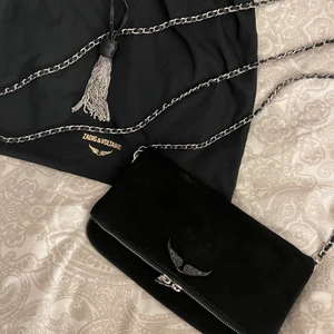 Zadig & Voltaire väska i fint skick! - Säljer nu min sparsamt använda väska från Zadig då jag inte använder den. Superfint skick, endast lite ”fläckig” så som mocka blir naturligt. Det är den stora ”vanliga” storleken. Med följer både kort & lång kedja, dustbag samt en liten ”tofs” man kan hänga på. Jag köpte den för ca 2600, säljer för 1500 men tycker man det är dyrt går det bra att skicka bud. Vid intresse eller för fler bilder skicka meddelande💕💕