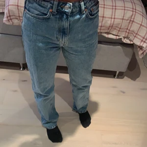 Raka blå jeans  - Raka blå jeans från weekday. Inte använda så mycket så dem är i fint skick.