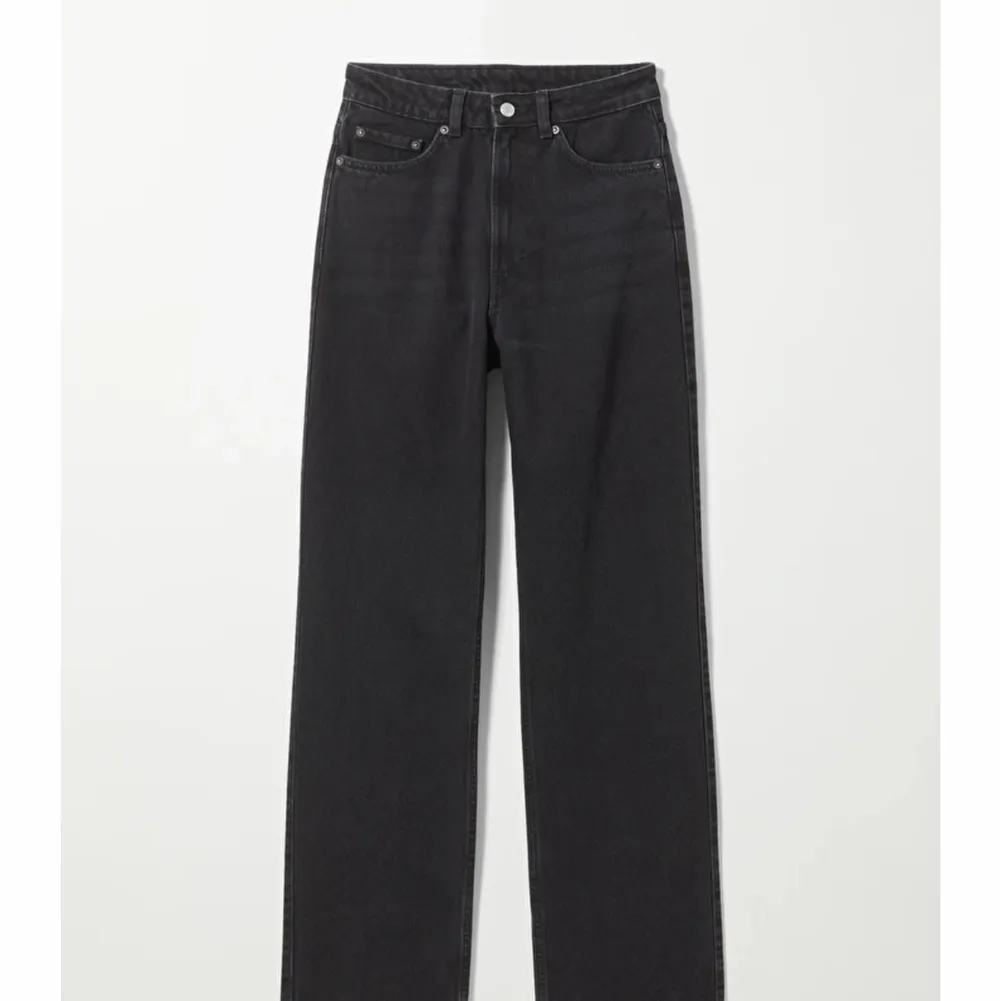 Supersnygga svarta jeans från weekday i modellen Rowe! Användt mycket men tyvärr blivit för små på mig! Passa storlekar mellan 34/38. Jeans & Byxor.
