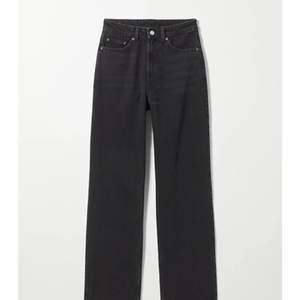Supersnygga svarta jeans från weekday i modellen Rowe! Användt mycket men tyvärr blivit för små på mig! Passa storlekar mellan 34/38