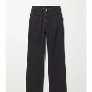 Weekday Rowe jeans - Supersnygga svarta jeans från weekday i modellen Rowe! Användt mycket men tyvärr blivit för små på mig! Passa storlekar mellan 34/38