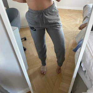 Gråa Mjukisbyxor från Nike - Säljer dessa mörkgråa mjukisbyxor ifrån Nike i storleken L. De är för stora för mig tyvärr så endast använda en gång vilket betyder att de är i gott skick.  Frakt tillkommer om inget annat är överenskommet ☺️