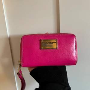 Rosa Marc Jacobs plånbok💗 Rymlig plånbok. Bra skick. Köparen står för frakten! 