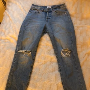 Jeans från lager 157  - Jeans från lager 157 i modellen boyfriend. Ganska rak modell med hål på knäna. Strl s. Lite ljusar i verkligheten.