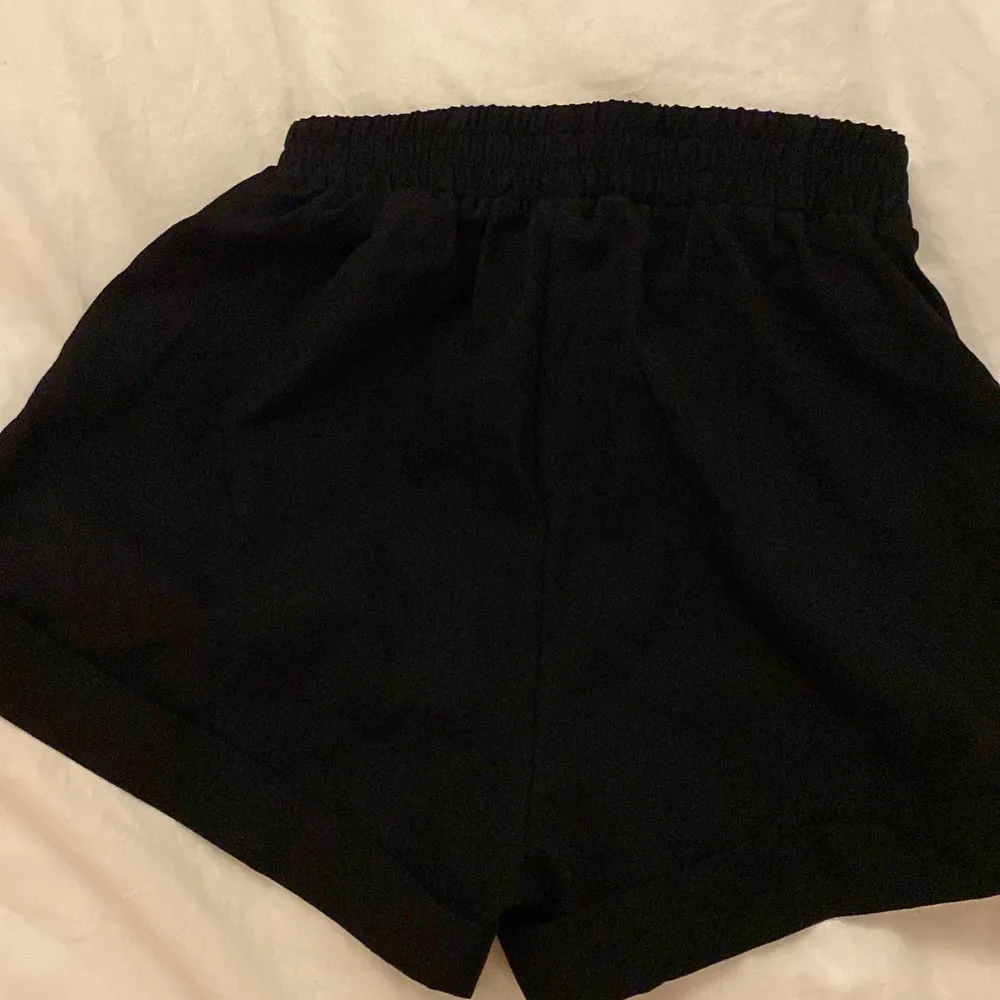 Säljer dessa svarta shortsen för att de bara har kommit till användning 2 gånger, de är köpta på shein i somras💗 storlek S passar också xs💗. Shorts.