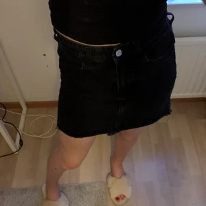 Svart Jenskjol - Fin jeans kjol som är för liten för mig och kommer därför inte till användning längre💗 frakten tillkommer och det är runt 60kr
