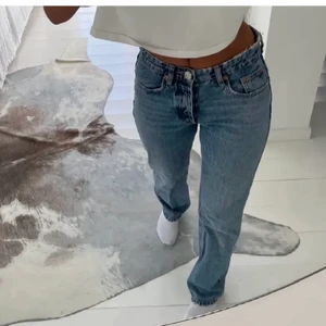 Zara jeans - ❌lägger upp igen pga oseriös köpare❌ Säljer mina super fina The mid waist straight jeans från zara, första bilden visar bara passform så jeansen är alltså svarta! Använda fåtal ggr därav bra skick, vid fler intresserade blir det budgivning💕💕