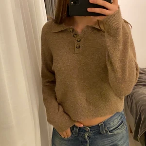 Beige tröja med krage - säljer denna trendiga stickade tröja från zara med krage och knappar! såå gosig, passar till typ allt! perfekt nu till våren! skriv för frågor eller fler bilder!💞💕