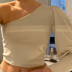 NA-KD one shoulder top  - Beige one shoulder top från NA-KD, nästan oanvänd, säljer pga inte min stil. Buda i kommentarerna eller skriv till mig! 