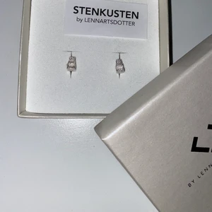 Örhängen - Oanvända örhängen från By Lennartsdotter, stenkusten. Nypris 590 kr.
