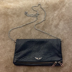 Zadig väska med defects  - Orginelt kostar den 3 998kr men säljer den för 1000kr pga att den är lite använd, men syns knappt!! 