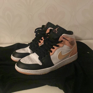 Air Jordan 1 Mid - Använda 5-6 gånger. Säljes då de ej passar min stil längre.