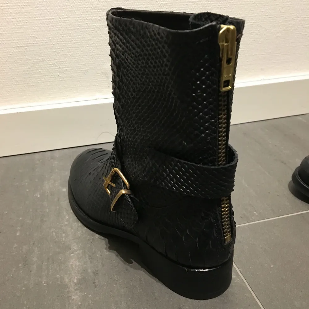 Felköpta/nyköpta kängor/stövlar/boots i äkta läder.  Köpta från ”Sköna skon” nypris 1200:- Storlek 37 Säljer dom för 200 kr. Skor.