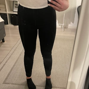 Kostymbyxor  - Kostymbyxor från HM. Dom är jätte sköna och stretchiga men sitter ändå ganska tajt. Jag har själv 38 i byxor men dom här passar jättebra i benen men är lite stor i midjan. Perfekt längd också är 162. 