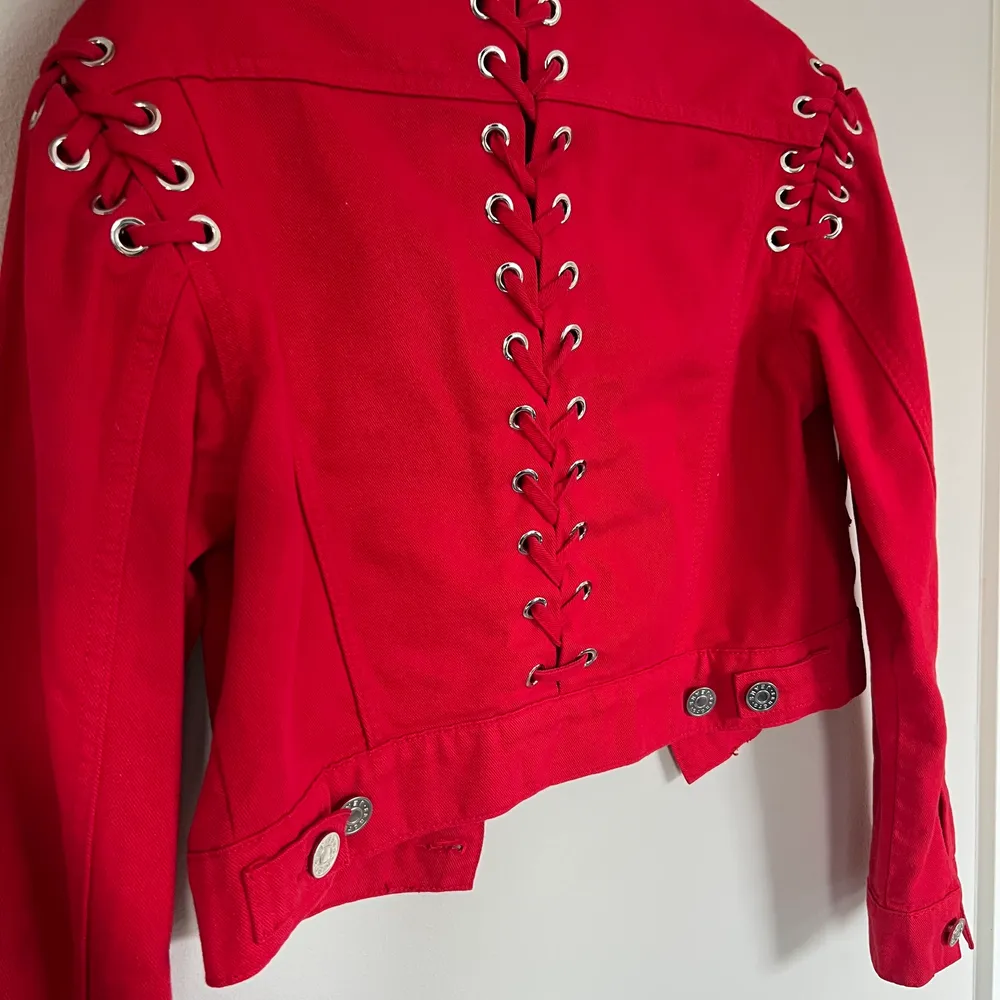 Säljer denna Sandro paris jackan som är näst intill ny. Säljes pga att den ej används . Köptes för någonstans mellan 3000-4000kr . Jackor.