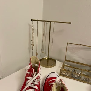 Converse - Snygga Converse i en fin röd färg, använda endast en gång. Köparen står för frakten