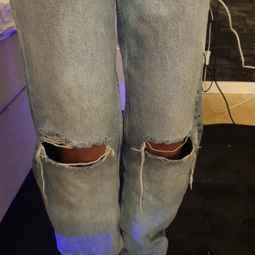 Säljer ett par håliga jeans då de blivit för stora. Använt ca 2 gånger så är i väldigt bra skick! Två hål på knänen. . Jeans & Byxor.