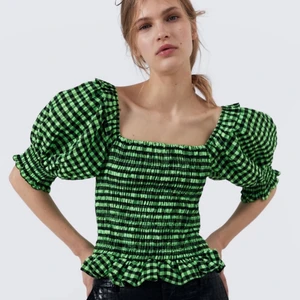 Oanvänd grön/svart Zara blus - Säljer skitsnygg en oanvänd grön/svart rutig Zara blus med puffärmar då den tyvärr är förliten…  Blusen koster 250kr inkl frakt ❤️