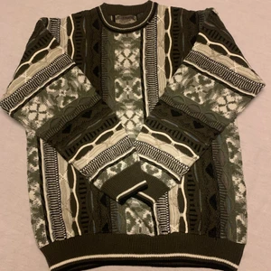 Stickad tröja - Sååå snygg stickad tröja!! Köpt på beyond retro i höstas! Den är perfekt oversize på mig som vanligtvis är en M men passar absolut xs-xl💕 pris kan diskuteras🤍