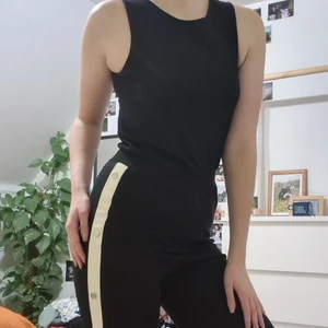 Svart byxdress - Svart byxdress vars lapp saknas, men gissar på S i storlek 🥰 väldigt bekväm men sitter snyggt! Vita ränder med metallknappar på sidorna av benen, med bootcut/ raka ben. 🌟